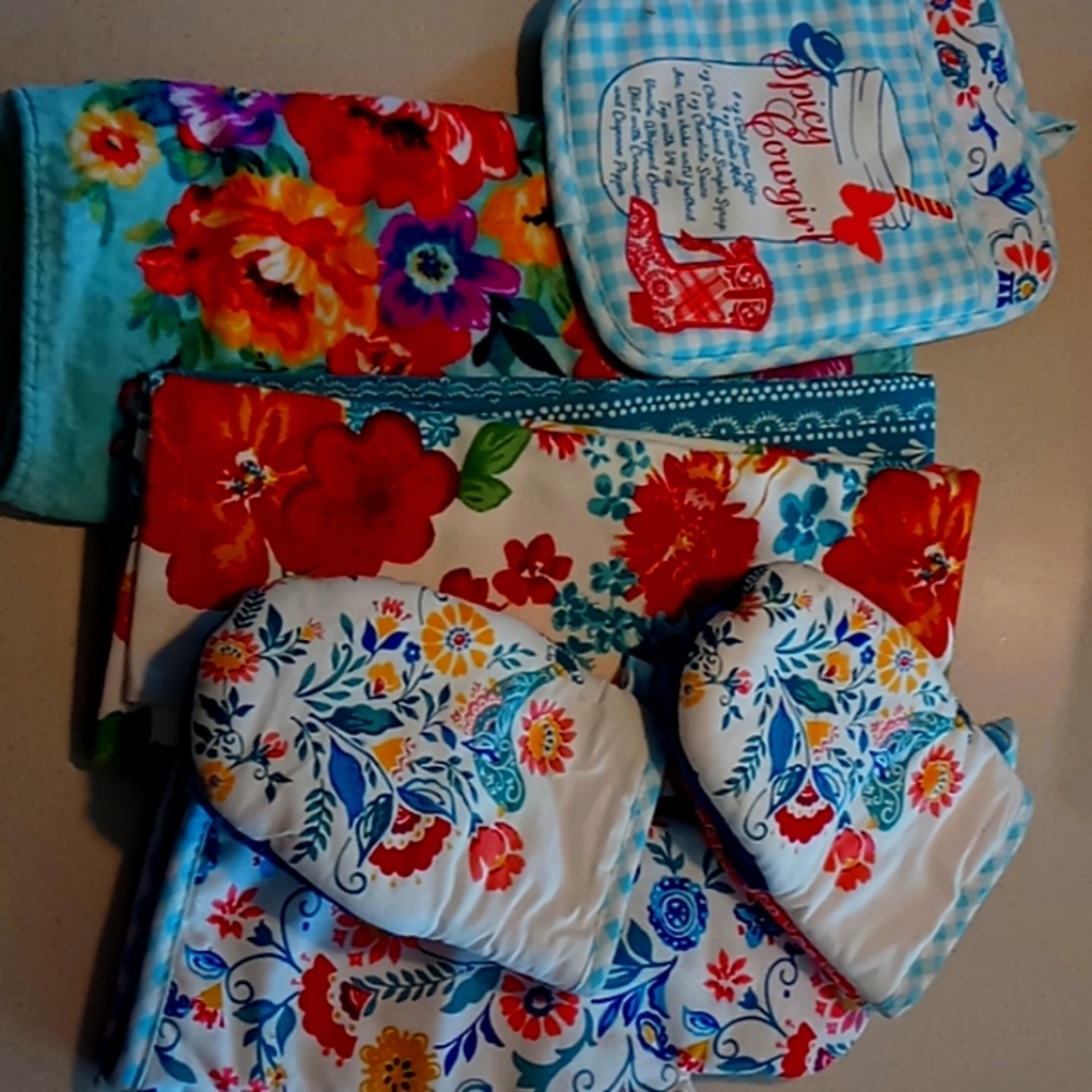 Pioneer Woman Towels and Mittens
